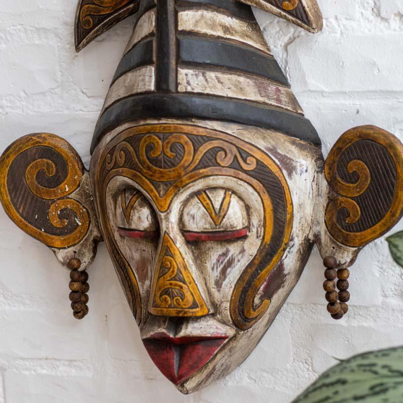 Escultura em madeira Albízia máscara tribal Kalimantan decorativa.