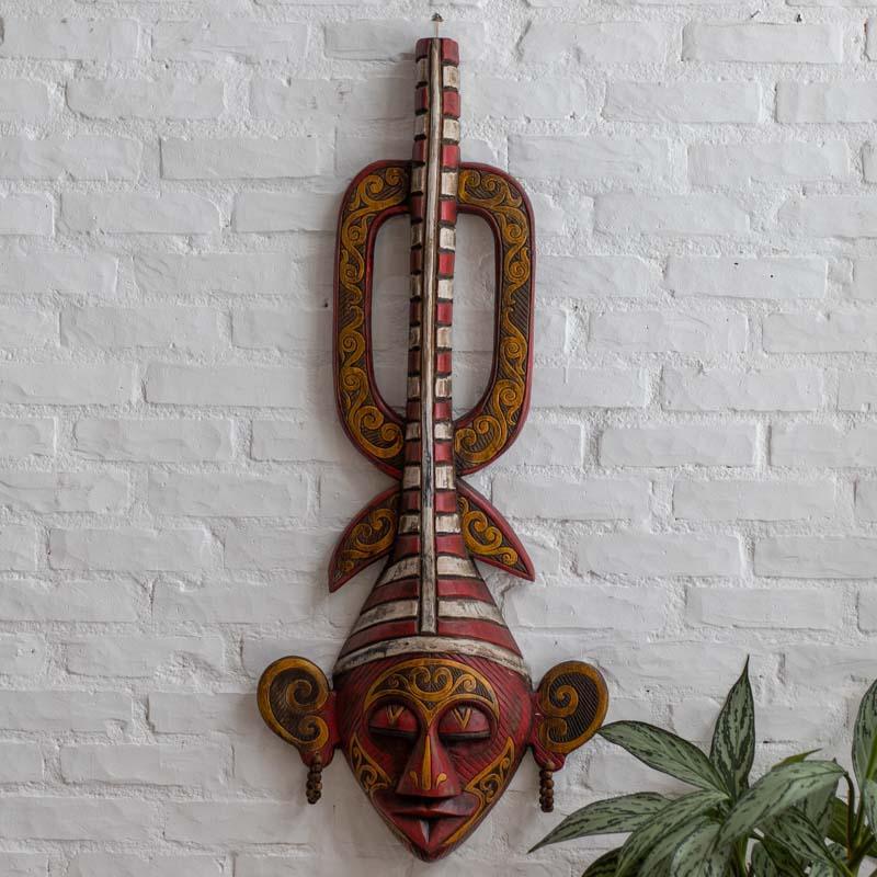 Máscara de parede tribal Kalimantan em madeira artesanal vermelha.