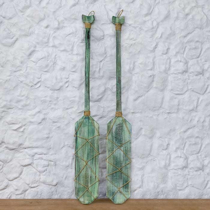 Par de remos decorativos artesanais em madeira com acabamento pátina verde.