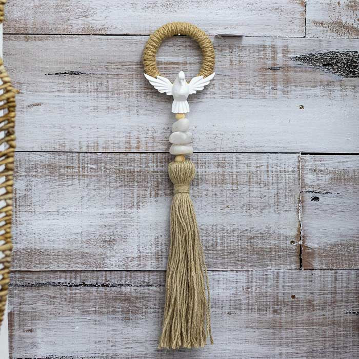 Protetor de porta Espírito Santo artesanal com quartzo branco e juta.