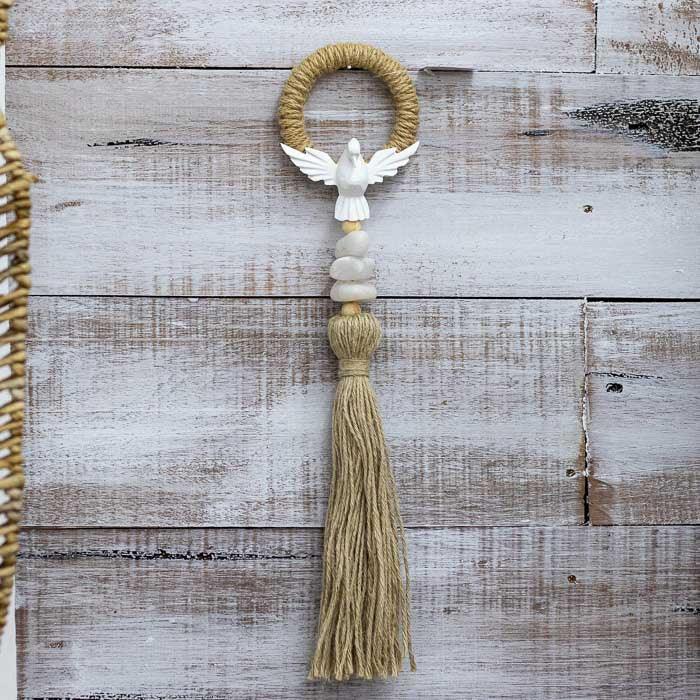 Protetor de porta Espírito Santo artesanal com quartzo branco e juta.