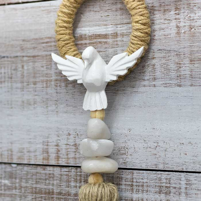 Peça espiritual decorativa com Espírito Santo e pedras naturais.