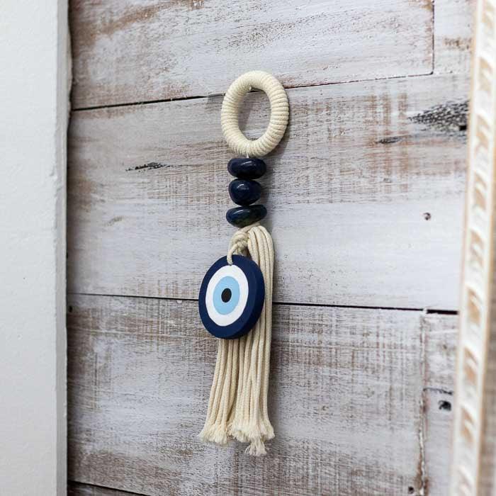 Decoração espiritual feita à mão com elementos naturais e simbólicos.