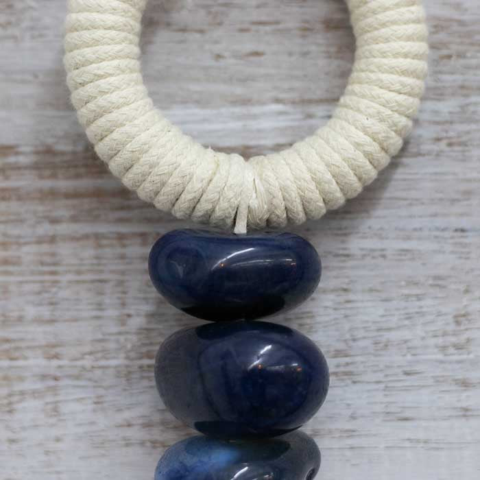 Protetor espiritual brasileiro com amuletos tradicionais e acabamento natural.