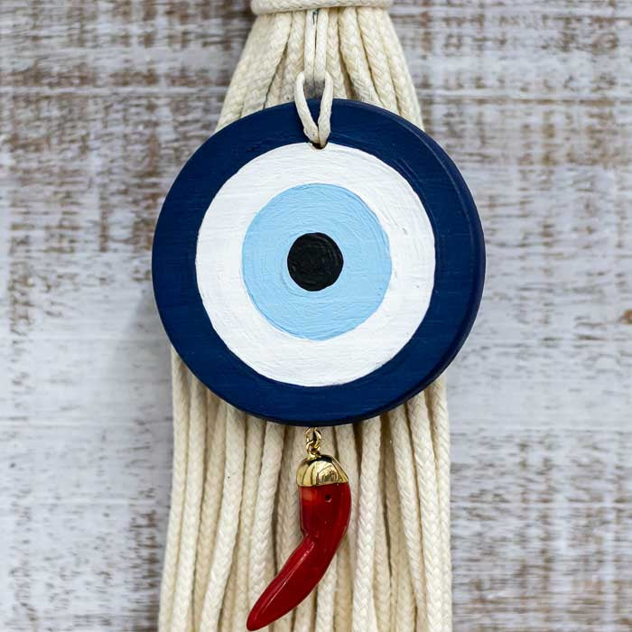 Arte brasileira — amuleto protetor com Olho Grego e Pimenta artesanal.