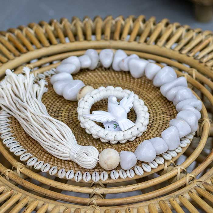 Peça espiritual decorativa com Espírito Santo e pedras de quartzo.