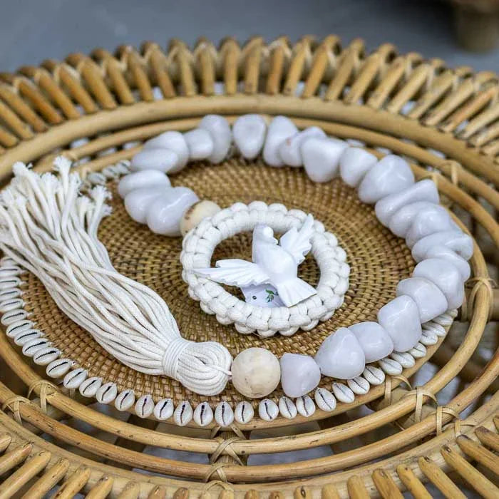 Peça espiritual decorativa com Espírito Santo e pedras de quartzo.