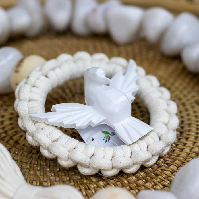 Arte brasileira — colar de mesa com símbolo do Espírito Santo.