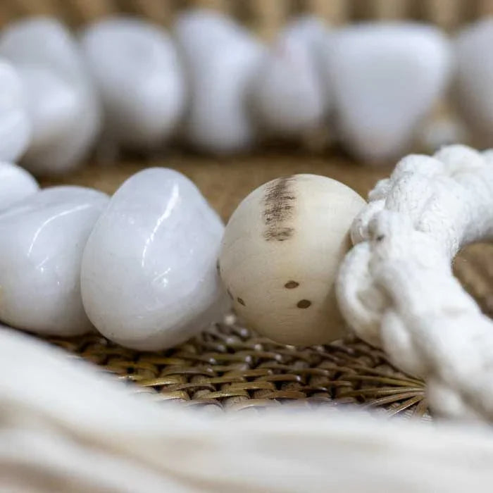 Colar decorativo artesanal com quartzo branco e tassel de juta.