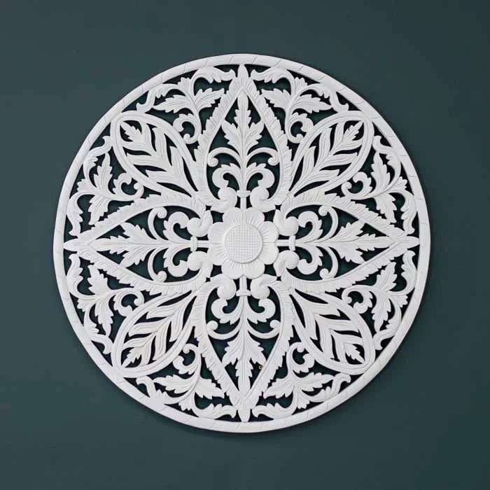 Mandala redonda de MDF entalhado artesanalmente em Bali, com desenho espiritual.