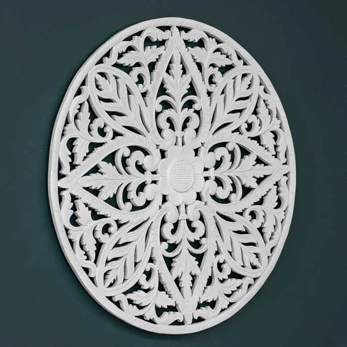 Objeto de parede com padrão mandálico feito à mão em MDF leve e resistente.