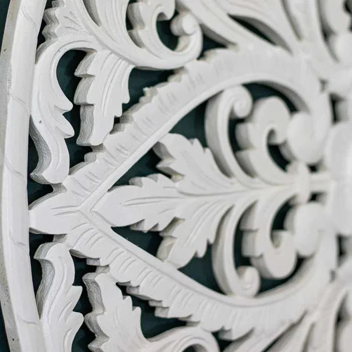 Arte decorativa balinesa com formas circulares e simbolismo espiritual.