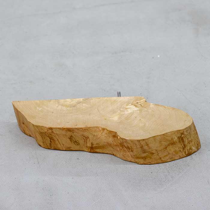 Prateleira artesanal em madeira maciça com borda orgânica natural