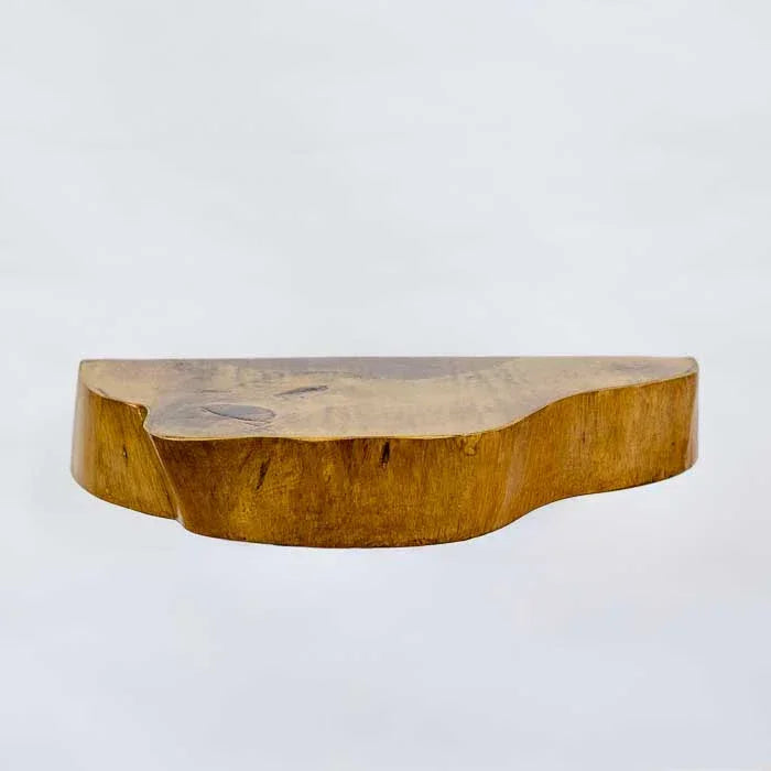 Prateleira de madeira com formas orgânicas produzida artesanalmente