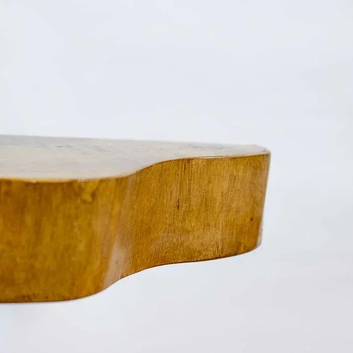 Prateleira orgânica em tronco rústico feita manualmente.