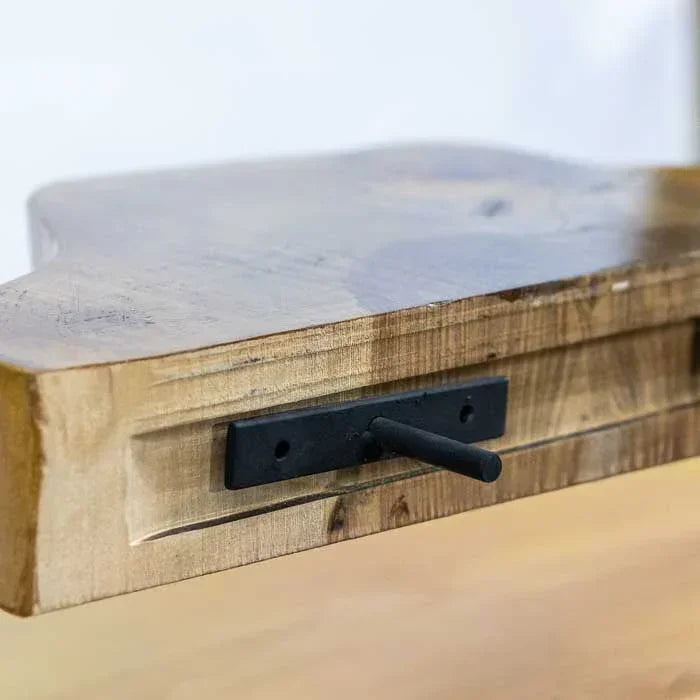 Suporte de parede decorativo com formato orgânico.