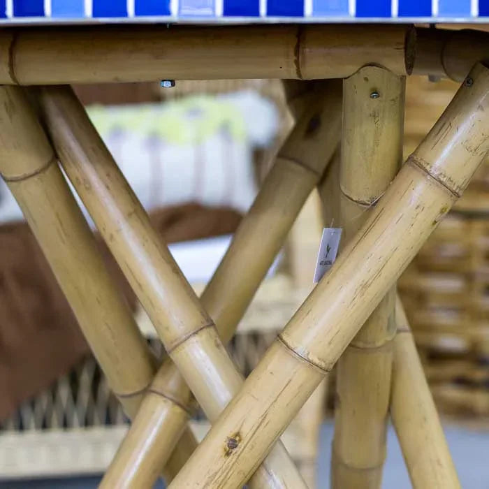Mesa decorativa azul claro com laterais em tons variados de azul
