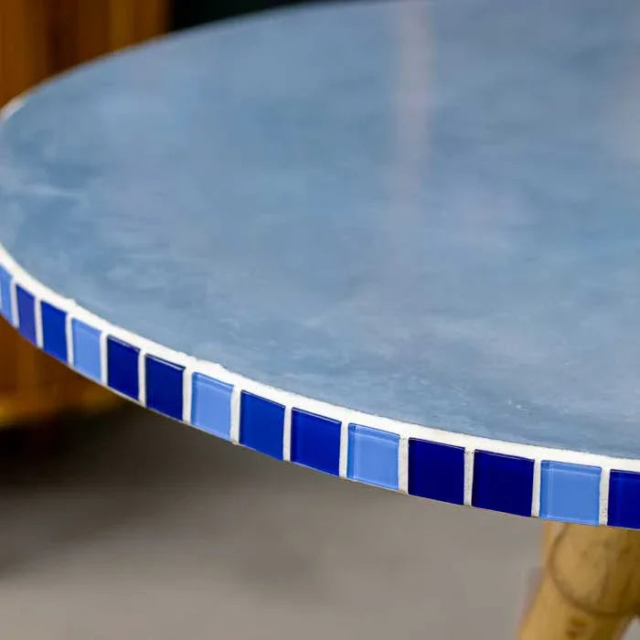 Peça orgânica com tampo em Tadelakt azul e base natural