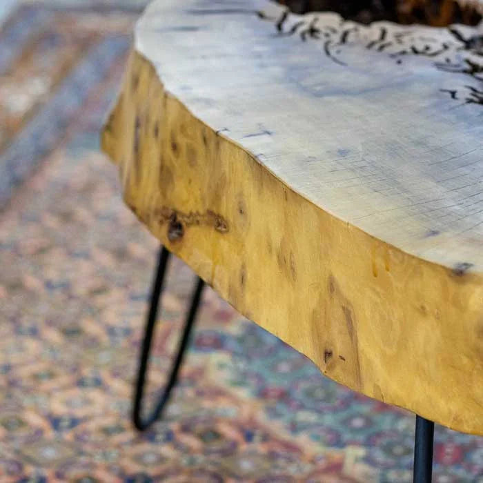 Mesa de centro escultural e rústica, com forma assimétrica e textura original do tronco mantida em sua essência