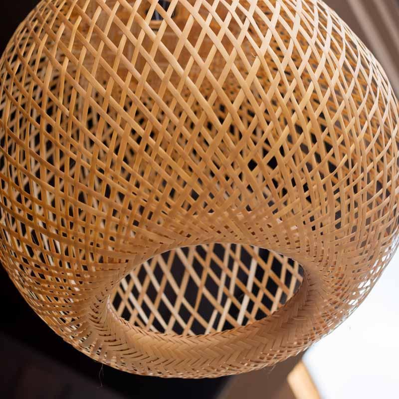Luminária de teto orgânica com 30cm de altura, ideal para criar iluminação acolhedora em ambientes com design biofílico.
