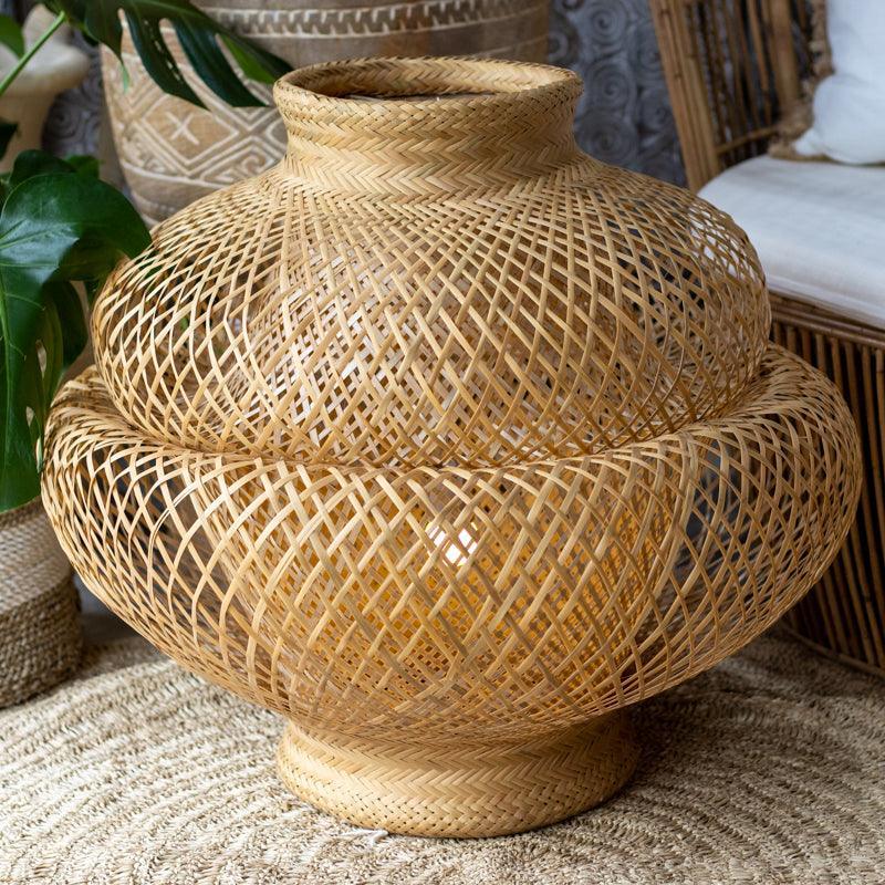 Luminária de teto artesanal indígena trançada em fibra natural de arumã com design bojudo.