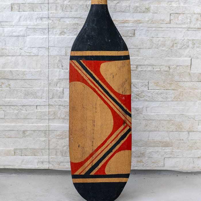 Objeto simbólico da etnia Waura em forma de remo, feito com técnicas manuais e estilo autêntico brasileiro