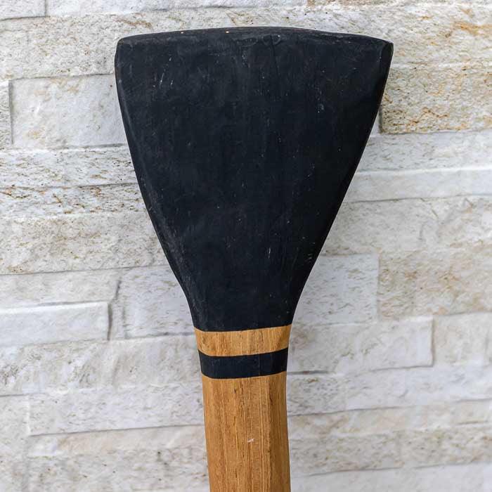 Remo de madeira com entalhes inspirados na arte ritualística da cultura indígena do Brasil