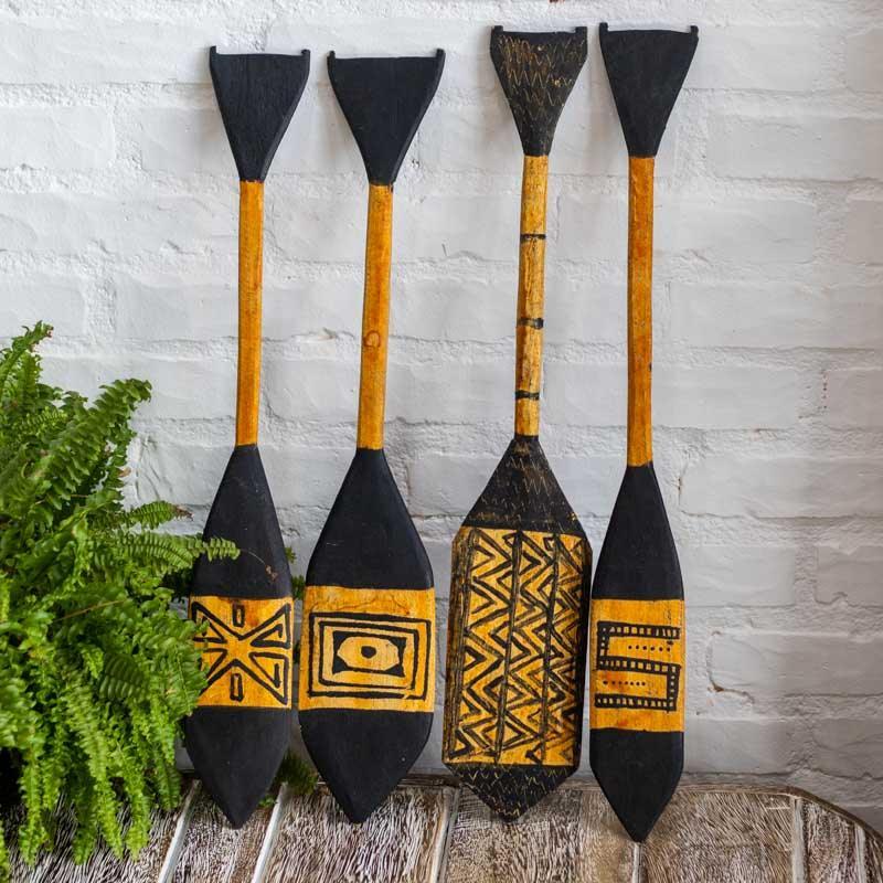 Remo decorativo pequeno com design étnico e madeira rústica, ideal para composições com temática ancestral