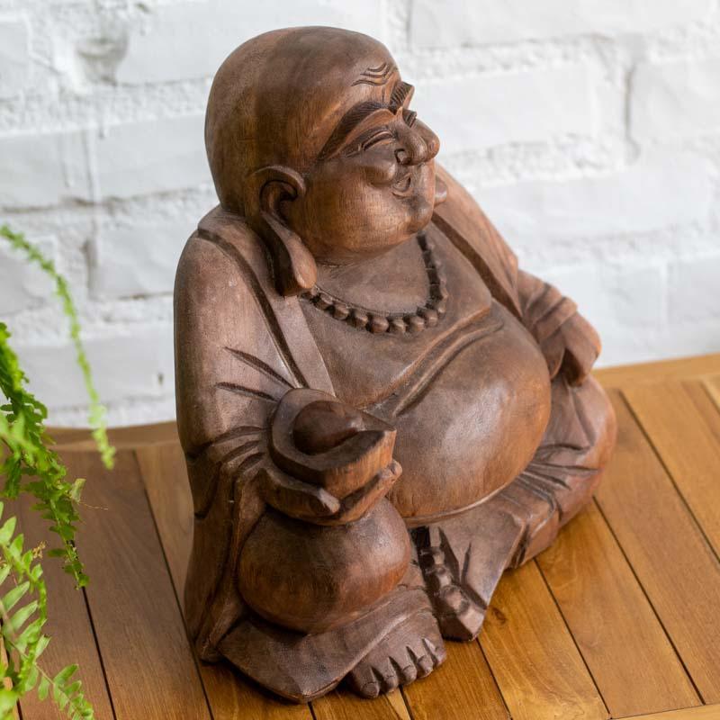 Buda da abundância esculpido em madeira sólida de Bali, ideal para atrair boa sorte e harmonia ao lar.