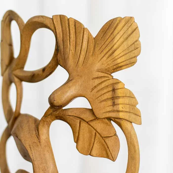 Escultura decorativa em madeira com traços orgânicos e design abstrato, esculpida com riqueza de detalhes manuais