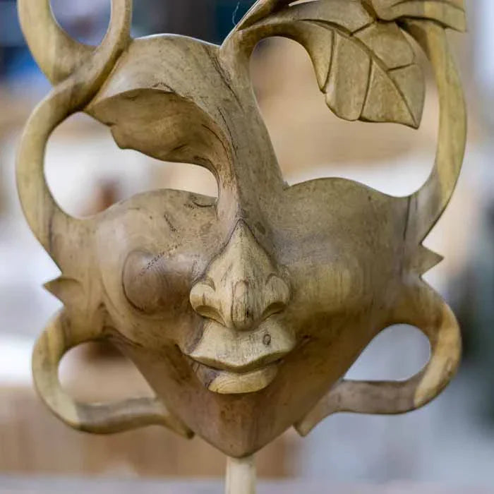 Peça de arte abstrata em madeira hibiscus com entalhes leves e base expositora, perfeita para decoração étnica