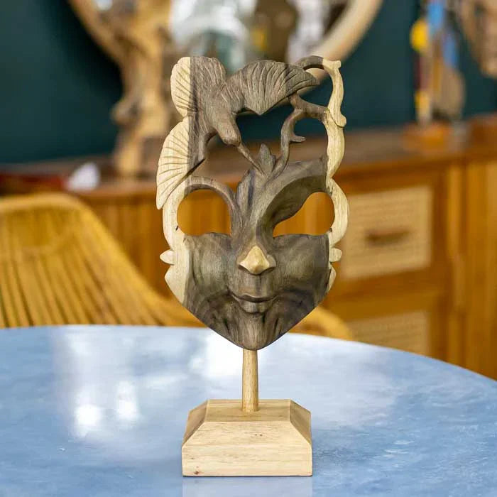 Objeto decorativo de Bali com formas artísticas e feições humanas suaves, entalhado manualmente em madeira