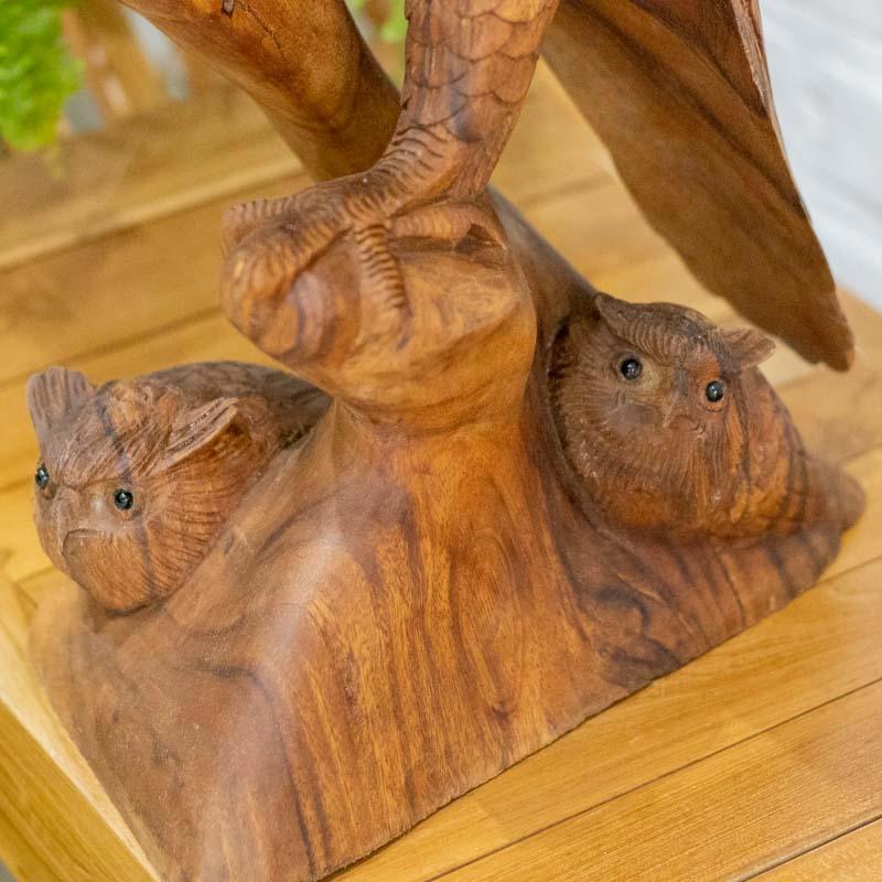 Trabalho manual de Bali: técnica de entalhe profundo em madeira suar para figuras de animais.