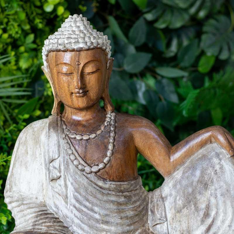Estátua de Buda reclinado com braço apoiado no joelho, peça decorativa de 50cm de largura para ambientes de meditação e relaxamento.