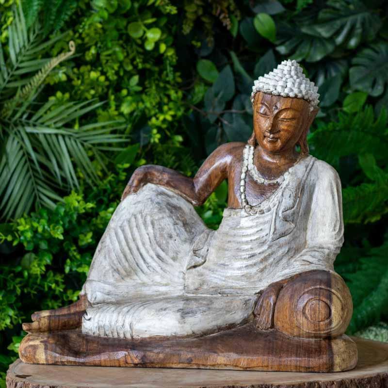 Visão frontal de Buddha em postura de iluminação final, evidenciando o colar de contas mala e a fluidez das vestes esculpidas na madeira.