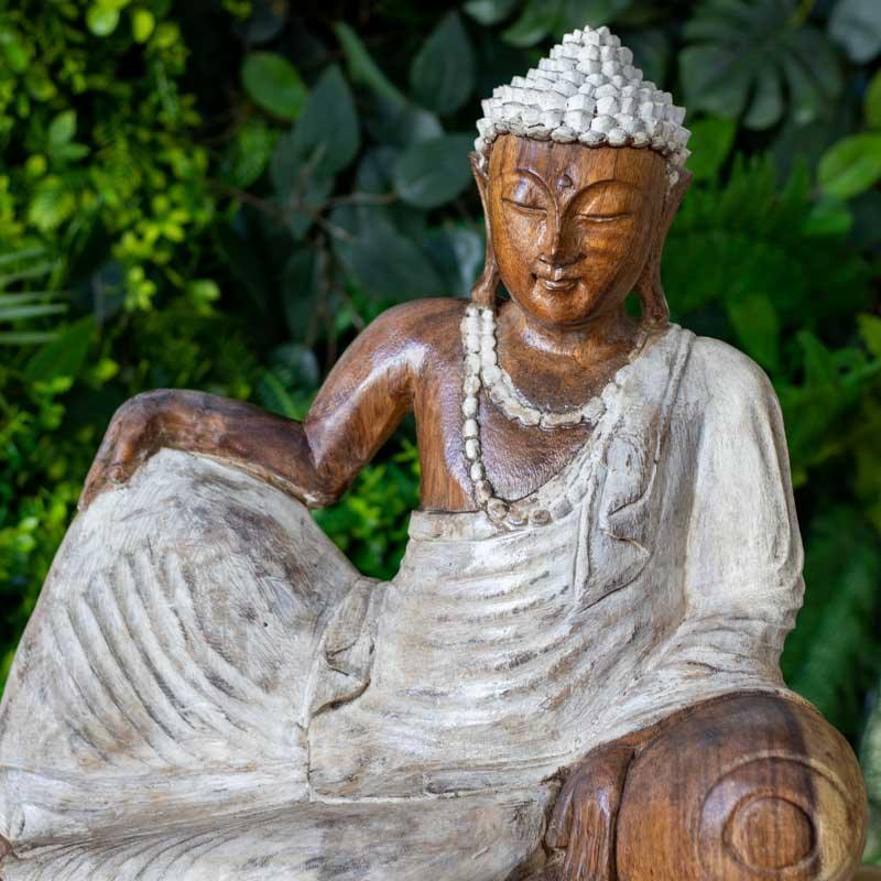 Escultura mística de Bali com 40cm de altura, ideal para trazer serenidade e equilíbrio espiritual para salas de estar sofisticadas.