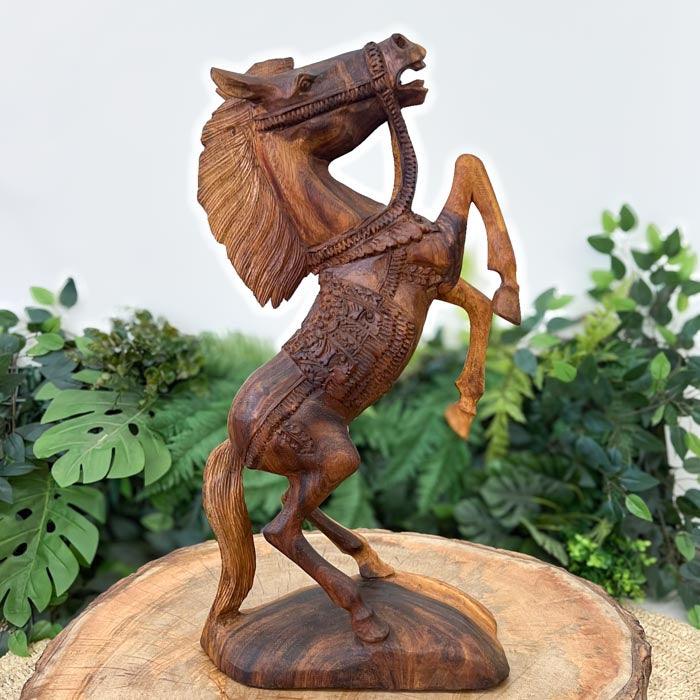 Esculpido com alma balinesa, este cavalo em madeira carrega o espírito selvagem e a beleza natural direto para seu ambiente.