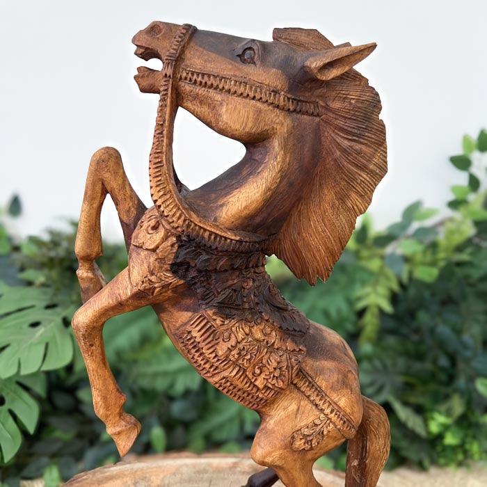 Adicione força e elegância à sua decoração com esta escultura de cavalo em madeira — símbolo de liberdade e estilo artesanal.