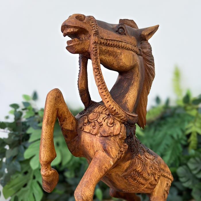 Escultura de cavalo feita em madeira suar entalhada à mão, produzida em Bali com acabamento rústico e base firme.