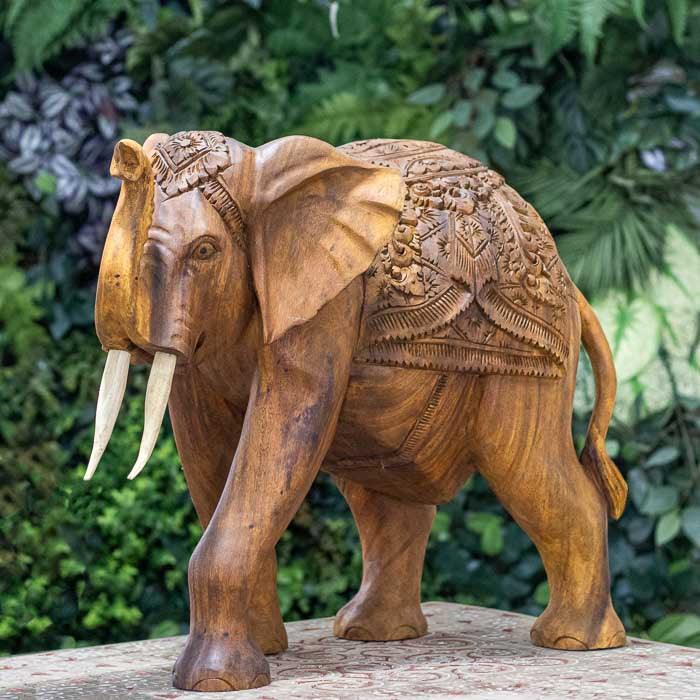 Escultura de elefante entalhada à mão em madeira, feita artesanalmente em Bali.
