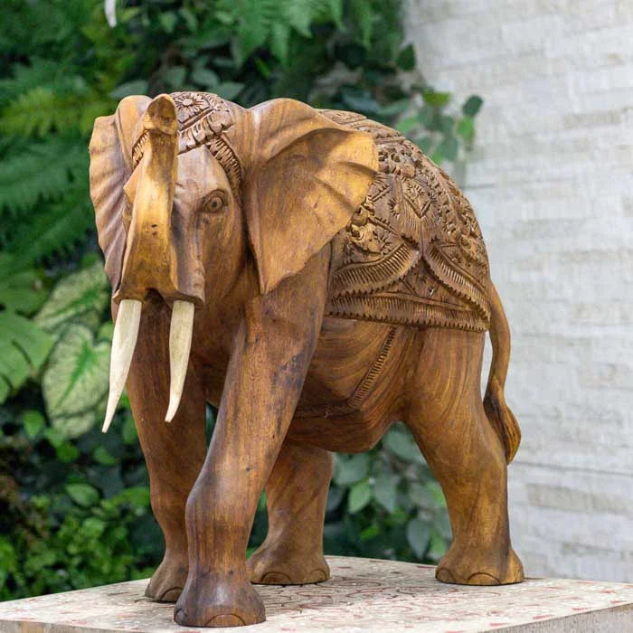 Estátua de elefante com traços culturais da Indonésia, símbolo de proteção e sabedoria.