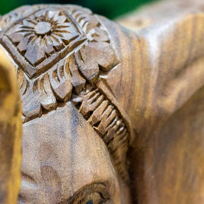 Objeto decorativo de 50cm com entalhes detalhados e acabamento rústico balinês.