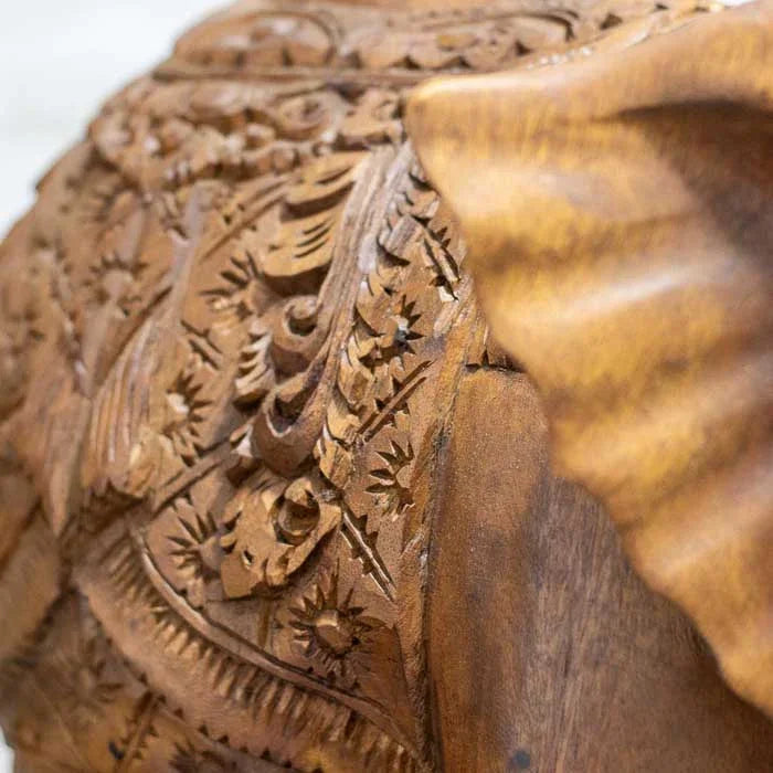 Arte esculpida em madeira natural com representação espiritual do elefante.