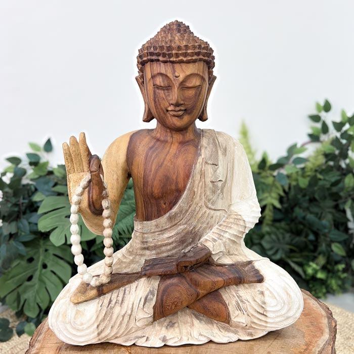 Escultura artesanal de Buda com 50cm feita em madeira suar com pátina envelhecida, produzida em Bali com entalhes refinados