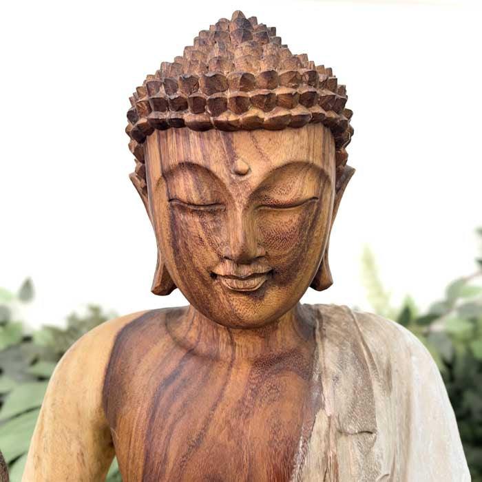 De Bali para o seu refúgio: este Buda talhado em madeira com pátina traz silêncio, luz e contemplação para o coração da sua casa