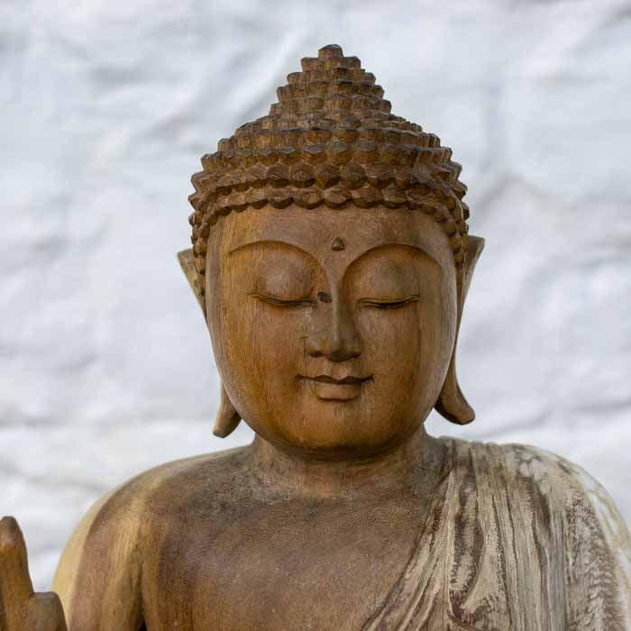 De Bali para o seu refúgio: este Buda talhado em madeira com pátina traz silêncio, luz e contemplação para o coração da sua casa.