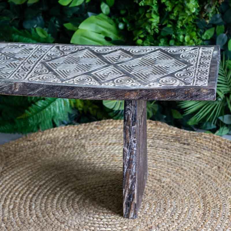 Banco étnico tribal de 160cm em madeira maciça com entalhes manuais e pátina branca, originário da Ilha de Timor.