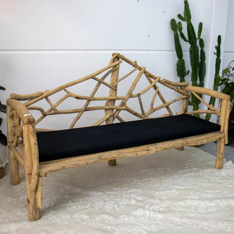 Sofá artesanal de galhos com 113cm de altura, uma peça decorativa potente que celebra o design orgânico e a arte sustentável.