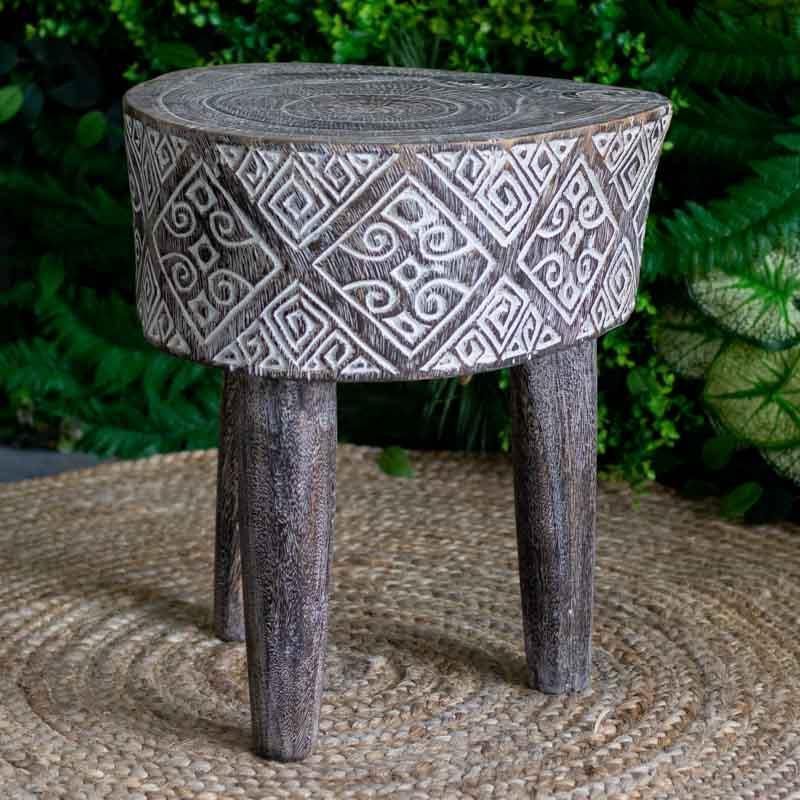 Mesa de centro pequena em madeira escura com detalhes brancos, ideal para salas de estar com estilo rústico e místico.
