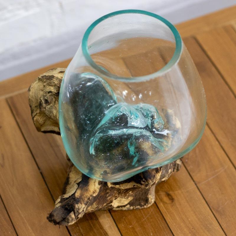Terrário artesanal de Bali com vidro soprado moldado organicamente sobre tronco de madeira Teca.